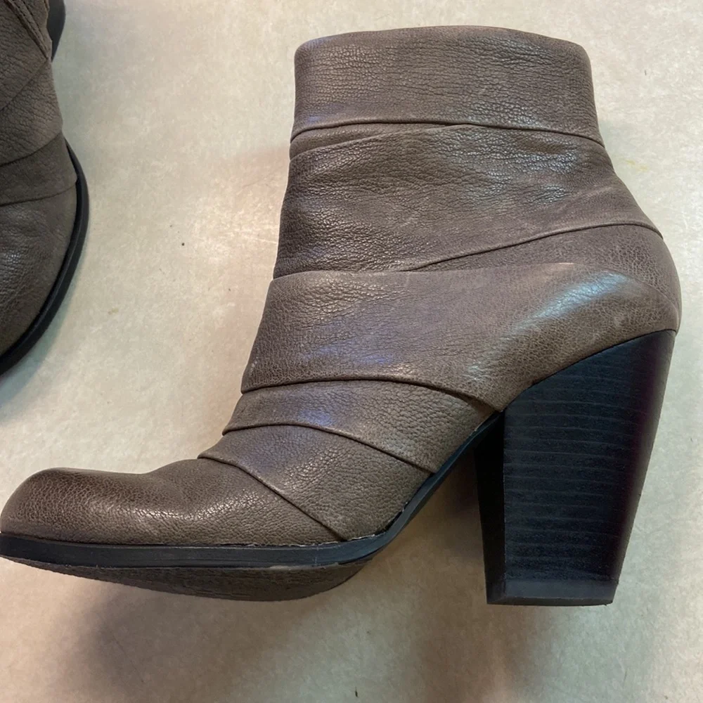 Vince Camuto Belta Stacked Heel Leather Bootie Rounded Toe Pebbled & Ple…